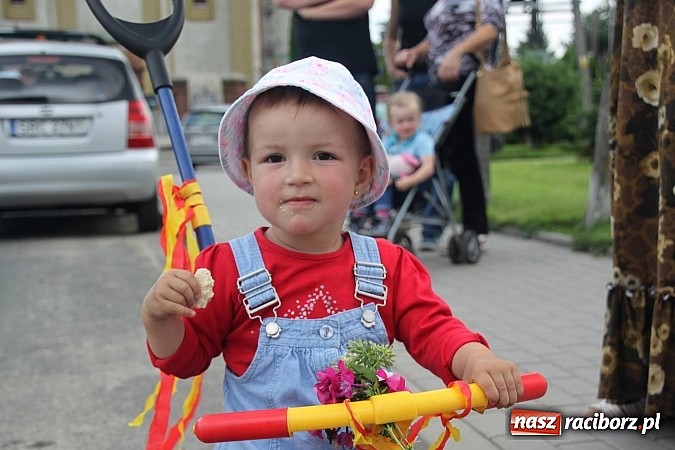 Zdjęcie w galerii na portalu naszraciborz.pl: Harnaś w koloratce i jego weseli parafianie, czyli wojnowickie dożynki 2014 wiadomości z regionu