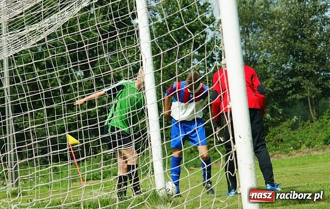 Zdjęcie w galerii na portalu naszraciborz.pl: Juniorzy Cyprzanowa lepsi w Bieńkowicach wiadomości z regionu