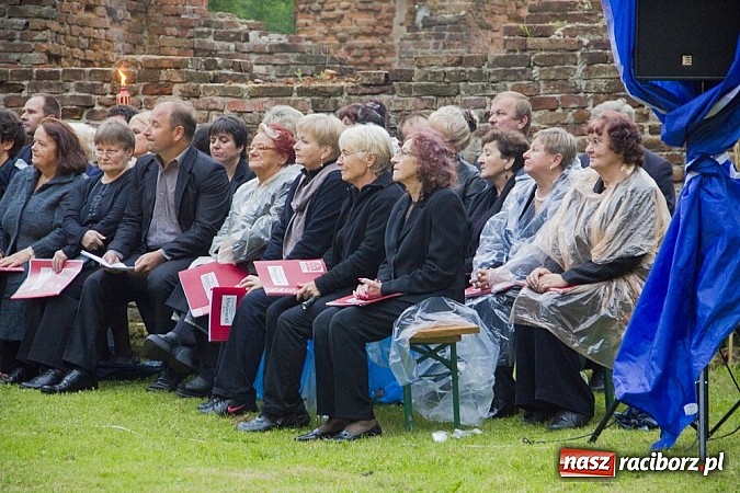 Zdjęcie w galerii na portalu naszraciborz.pl: Marta Klubowicz na scenie plenerowej w Łubowicach wiadomości z regionu