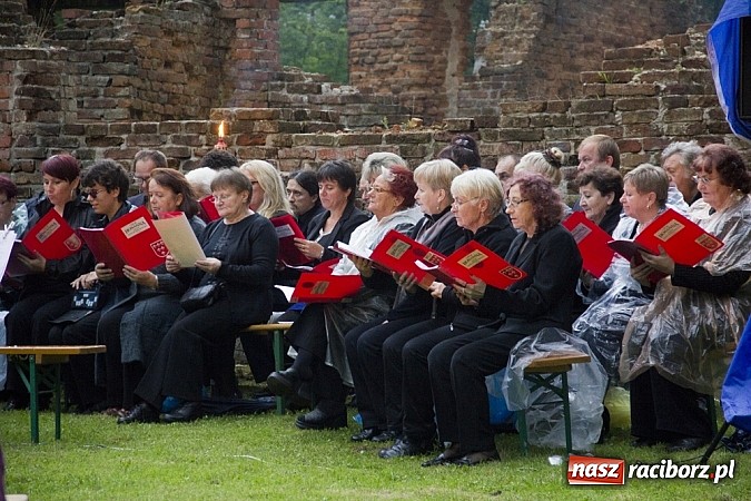 Zdjęcie w galerii na portalu naszraciborz.pl: Marta Klubowicz na scenie plenerowej w Łubowicach wiadomości z regionu