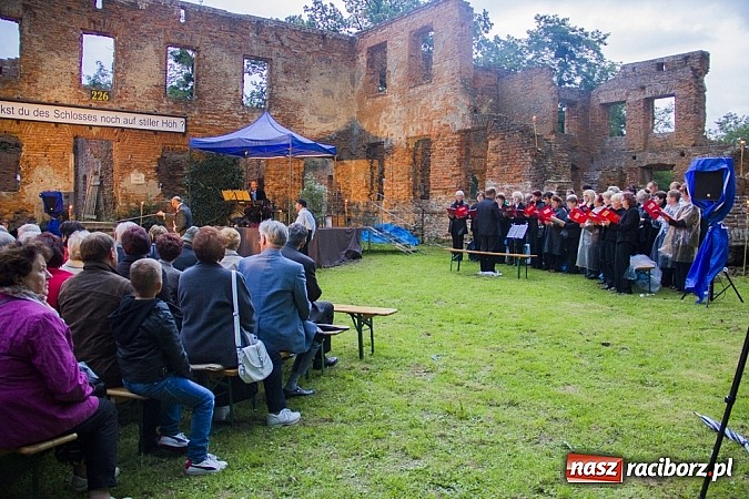 Zdjęcie w galerii na portalu naszraciborz.pl: Marta Klubowicz na scenie plenerowej w Łubowicach wiadomości z regionu