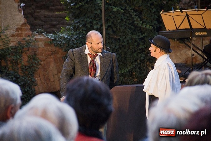 Zdjęcie w galerii na portalu naszraciborz.pl: Marta Klubowicz na scenie plenerowej w Łubowicach wiadomości z regionu