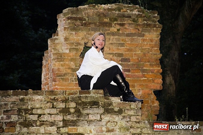 Zdjęcie w galerii na portalu naszraciborz.pl: Marta Klubowicz na scenie plenerowej w Łubowicach wiadomości z regionu