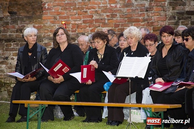 Zdjęcie w galerii na portalu naszraciborz.pl: Marta Klubowicz na scenie plenerowej w Łubowicach wiadomości z regionu