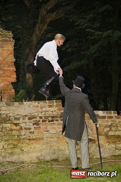 Zdjęcie w galerii na portalu naszraciborz.pl: Marta Klubowicz na scenie plenerowej w Łubowicach wiadomości z regionu