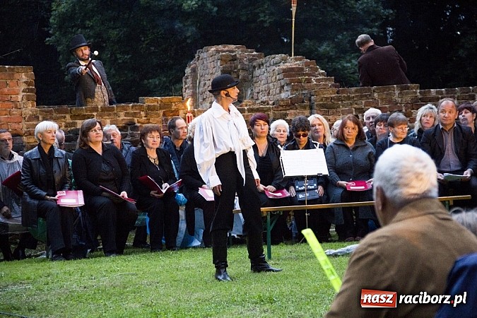 Zdjęcie w galerii na portalu naszraciborz.pl: Marta Klubowicz na scenie plenerowej w Łubowicach wiadomości z regionu
