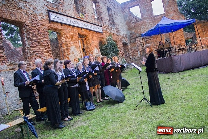 Zdjęcie w galerii na portalu naszraciborz.pl: Marta Klubowicz na scenie plenerowej w Łubowicach wiadomości z regionu
