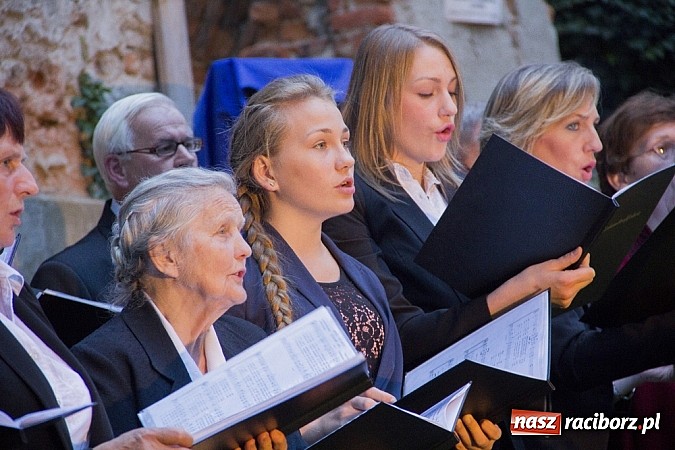 Zdjęcie w galerii na portalu naszraciborz.pl: Marta Klubowicz na scenie plenerowej w Łubowicach wiadomości z regionu