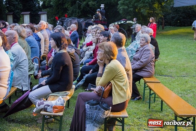 Zdjęcie w galerii na portalu naszraciborz.pl: Marta Klubowicz na scenie plenerowej w Łubowicach wiadomości z regionu