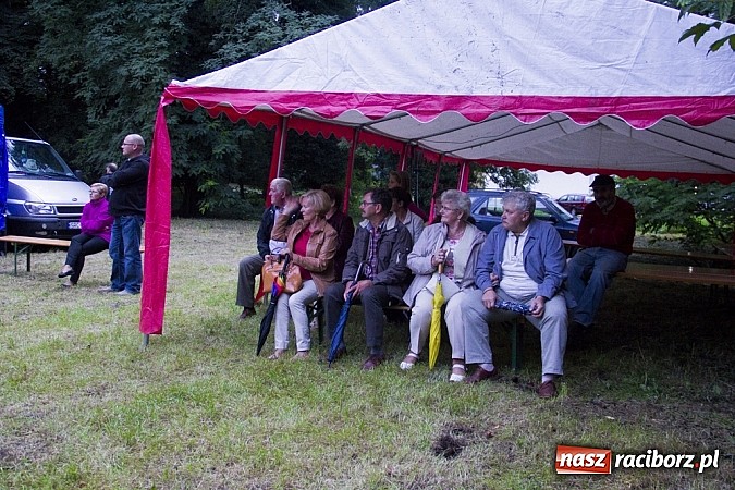 Zdjęcie w galerii na portalu naszraciborz.pl: Marta Klubowicz na scenie plenerowej w Łubowicach wiadomości z regionu