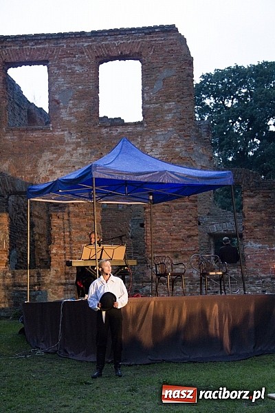 Zdjęcie w galerii na portalu naszraciborz.pl: Marta Klubowicz na scenie plenerowej w Łubowicach wiadomości z regionu