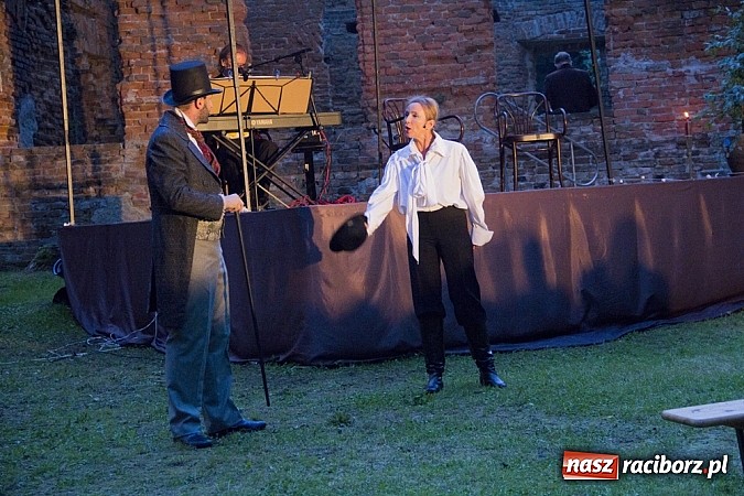 Zdjęcie w galerii na portalu naszraciborz.pl: Marta Klubowicz na scenie plenerowej w Łubowicach wiadomości z regionu