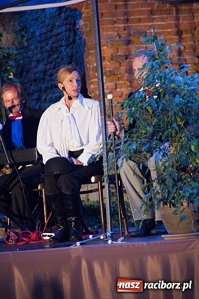 Zdjęcie w galerii na portalu naszraciborz.pl: Marta Klubowicz na scenie plenerowej w Łubowicach wiadomości z regionu