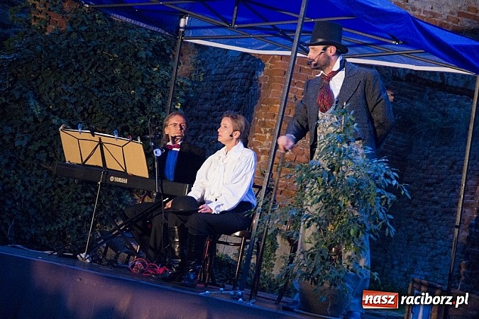 Zdjęcie w galerii na portalu naszraciborz.pl: Marta Klubowicz na scenie plenerowej w Łubowicach wiadomości z regionu