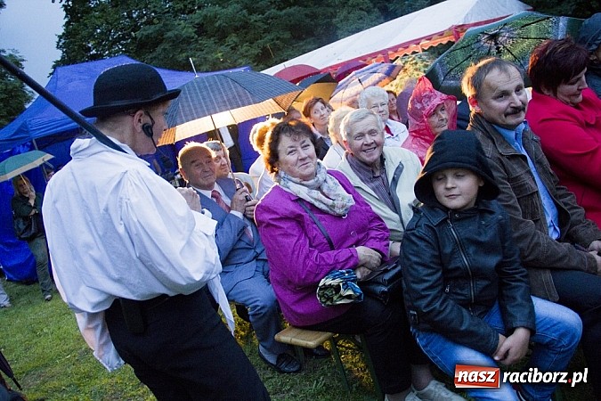 Zdjęcie w galerii na portalu naszraciborz.pl: Marta Klubowicz na scenie plenerowej w Łubowicach wiadomości z regionu