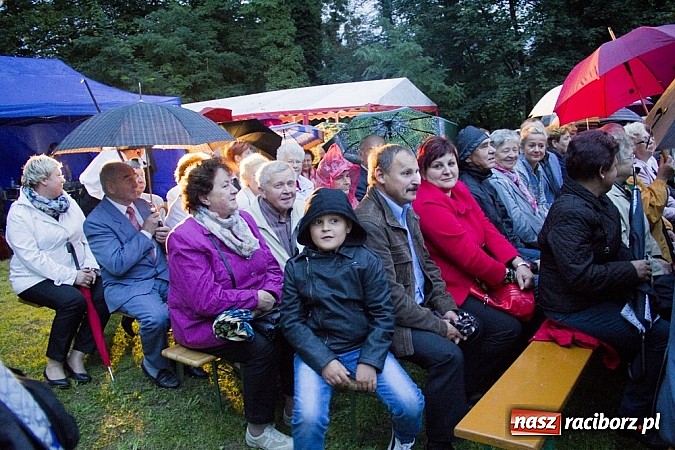Zdjęcie w galerii na portalu naszraciborz.pl: Marta Klubowicz na scenie plenerowej w Łubowicach wiadomości z regionu