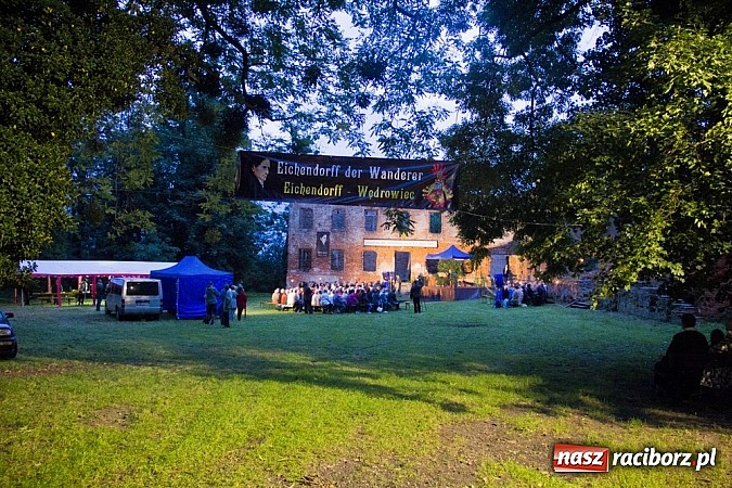 Zdjęcie w galerii na portalu naszraciborz.pl: Marta Klubowicz na scenie plenerowej w Łubowicach wiadomości z regionu