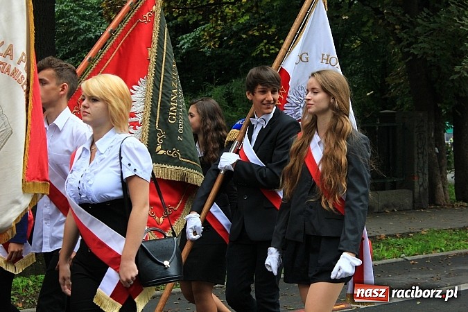 Zdjęcie w galerii na portalu naszraciborz.pl: Wojew&oacute;dzka inauguracja roku szkolnego w SP 15. Minister Edukacji Narodowej wręczyła pierwszoklasistom nowe elementarze! wiadomości z regionu