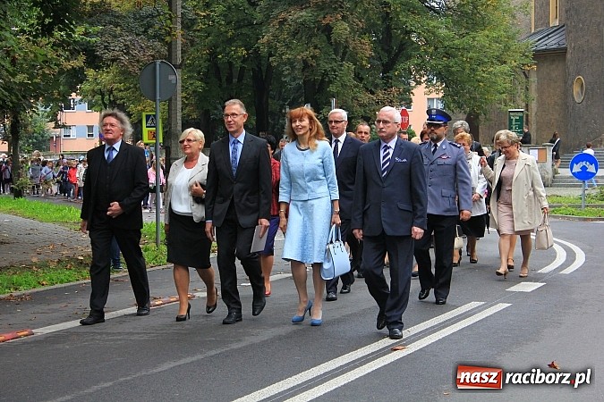 Zdjęcie w galerii na portalu naszraciborz.pl: Wojew&oacute;dzka inauguracja roku szkolnego w SP 15. Minister Edukacji Narodowej wręczyła pierwszoklasistom nowe elementarze! wiadomości z regionu