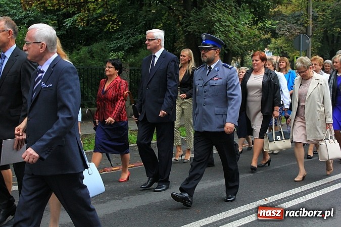 Zdjęcie w galerii na portalu naszraciborz.pl: Wojew&oacute;dzka inauguracja roku szkolnego w SP 15. Minister Edukacji Narodowej wręczyła pierwszoklasistom nowe elementarze! wiadomości z regionu