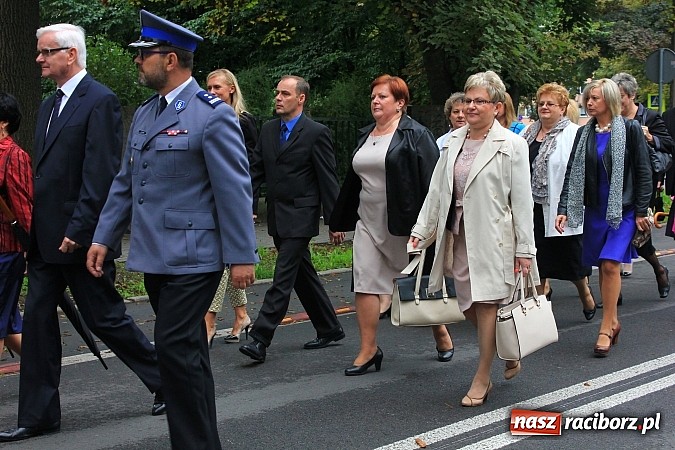 Zdjęcie w galerii na portalu naszraciborz.pl: Wojew&oacute;dzka inauguracja roku szkolnego w SP 15. Minister Edukacji Narodowej wręczyła pierwszoklasistom nowe elementarze! wiadomości z regionu