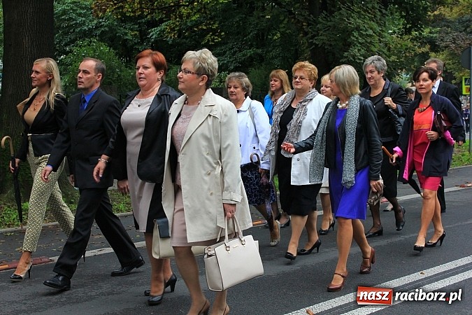 Zdjęcie w galerii na portalu naszraciborz.pl: Wojew&oacute;dzka inauguracja roku szkolnego w SP 15. Minister Edukacji Narodowej wręczyła pierwszoklasistom nowe elementarze! wiadomości z regionu