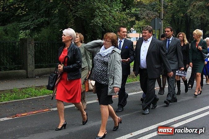 Zdjęcie w galerii na portalu naszraciborz.pl: Wojew&oacute;dzka inauguracja roku szkolnego w SP 15. Minister Edukacji Narodowej wręczyła pierwszoklasistom nowe elementarze! wiadomości z regionu