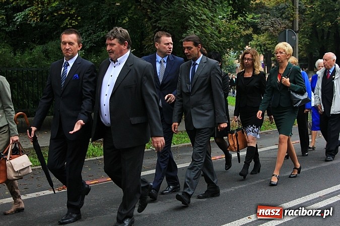 Zdjęcie w galerii na portalu naszraciborz.pl: Wojew&oacute;dzka inauguracja roku szkolnego w SP 15. Minister Edukacji Narodowej wręczyła pierwszoklasistom nowe elementarze! wiadomości z regionu