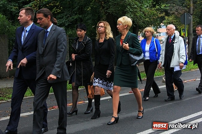 Zdjęcie w galerii na portalu naszraciborz.pl: Wojew&oacute;dzka inauguracja roku szkolnego w SP 15. Minister Edukacji Narodowej wręczyła pierwszoklasistom nowe elementarze! wiadomości z regionu