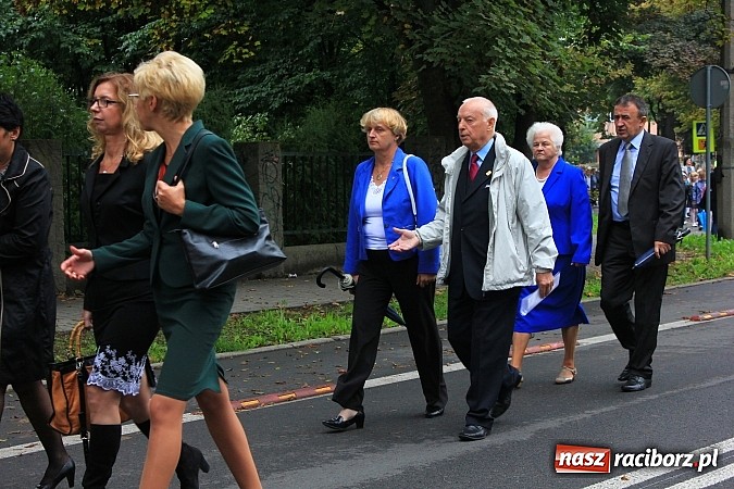 Zdjęcie w galerii na portalu naszraciborz.pl: Wojew&oacute;dzka inauguracja roku szkolnego w SP 15. Minister Edukacji Narodowej wręczyła pierwszoklasistom nowe elementarze! wiadomości z regionu