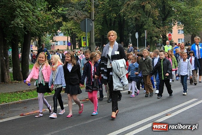 Zdjęcie w galerii na portalu naszraciborz.pl: Wojew&oacute;dzka inauguracja roku szkolnego w SP 15. Minister Edukacji Narodowej wręczyła pierwszoklasistom nowe elementarze! wiadomości z regionu