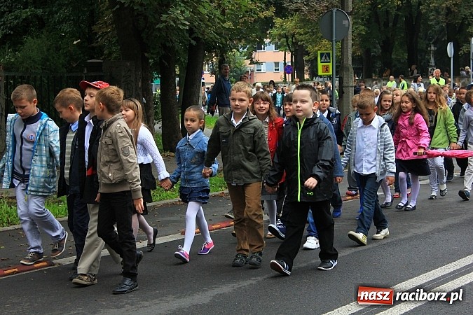 Zdjęcie w galerii na portalu naszraciborz.pl: Wojew&oacute;dzka inauguracja roku szkolnego w SP 15. Minister Edukacji Narodowej wręczyła pierwszoklasistom nowe elementarze! wiadomości z regionu
