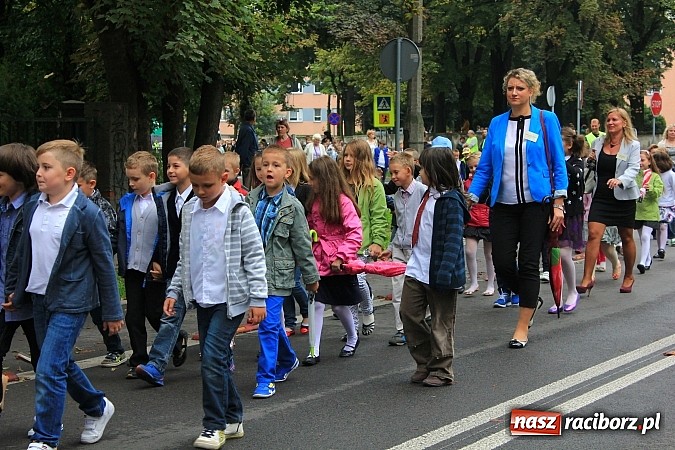 Zdjęcie w galerii na portalu naszraciborz.pl: Wojew&oacute;dzka inauguracja roku szkolnego w SP 15. Minister Edukacji Narodowej wręczyła pierwszoklasistom nowe elementarze! wiadomości z regionu