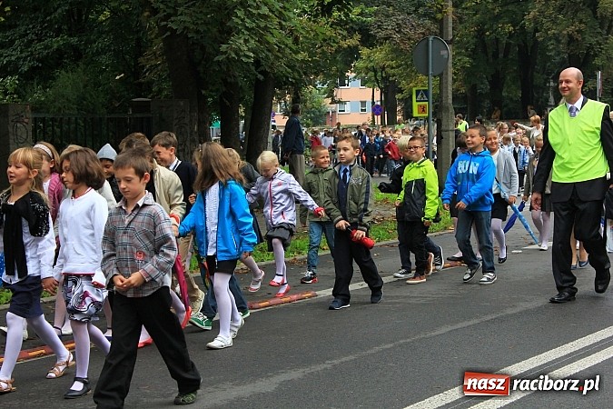 Zdjęcie w galerii na portalu naszraciborz.pl: Wojew&oacute;dzka inauguracja roku szkolnego w SP 15. Minister Edukacji Narodowej wręczyła pierwszoklasistom nowe elementarze! wiadomości z regionu