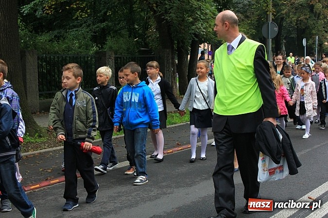 Zdjęcie w galerii na portalu naszraciborz.pl: Wojew&oacute;dzka inauguracja roku szkolnego w SP 15. Minister Edukacji Narodowej wręczyła pierwszoklasistom nowe elementarze! wiadomości z regionu