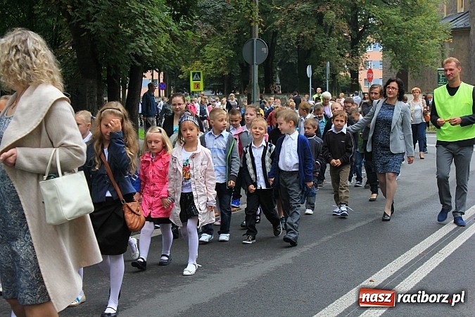 Zdjęcie w galerii na portalu naszraciborz.pl: Wojew&oacute;dzka inauguracja roku szkolnego w SP 15. Minister Edukacji Narodowej wręczyła pierwszoklasistom nowe elementarze! wiadomości z regionu