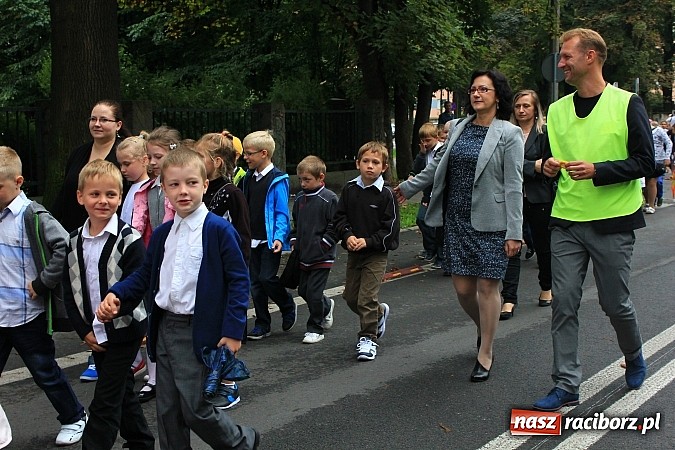 Zdjęcie w galerii na portalu naszraciborz.pl: Wojew&oacute;dzka inauguracja roku szkolnego w SP 15. Minister Edukacji Narodowej wręczyła pierwszoklasistom nowe elementarze! wiadomości z regionu