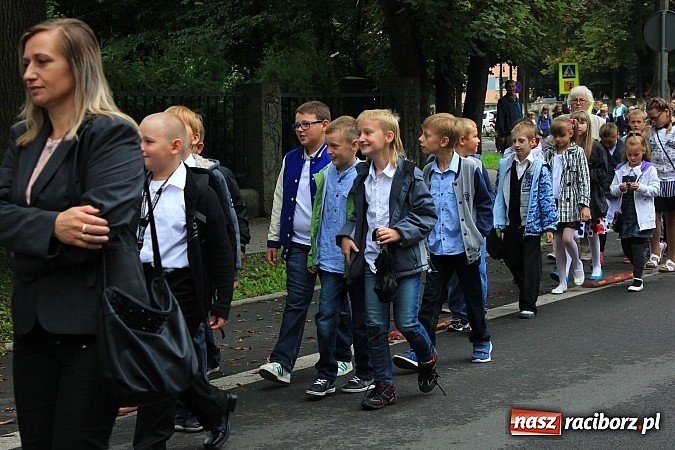 Zdjęcie w galerii na portalu naszraciborz.pl: Wojew&oacute;dzka inauguracja roku szkolnego w SP 15. Minister Edukacji Narodowej wręczyła pierwszoklasistom nowe elementarze! wiadomości z regionu
