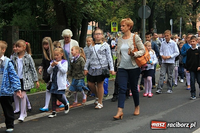 Zdjęcie w galerii na portalu naszraciborz.pl: Wojew&oacute;dzka inauguracja roku szkolnego w SP 15. Minister Edukacji Narodowej wręczyła pierwszoklasistom nowe elementarze! wiadomości z regionu