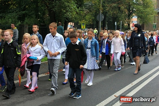 Zdjęcie w galerii na portalu naszraciborz.pl: Wojew&oacute;dzka inauguracja roku szkolnego w SP 15. Minister Edukacji Narodowej wręczyła pierwszoklasistom nowe elementarze! wiadomości z regionu