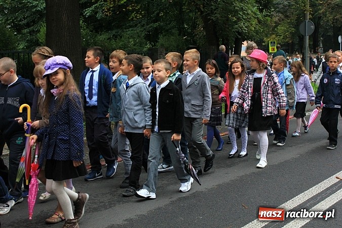 Zdjęcie w galerii na portalu naszraciborz.pl: Wojew&oacute;dzka inauguracja roku szkolnego w SP 15. Minister Edukacji Narodowej wręczyła pierwszoklasistom nowe elementarze! wiadomości z regionu