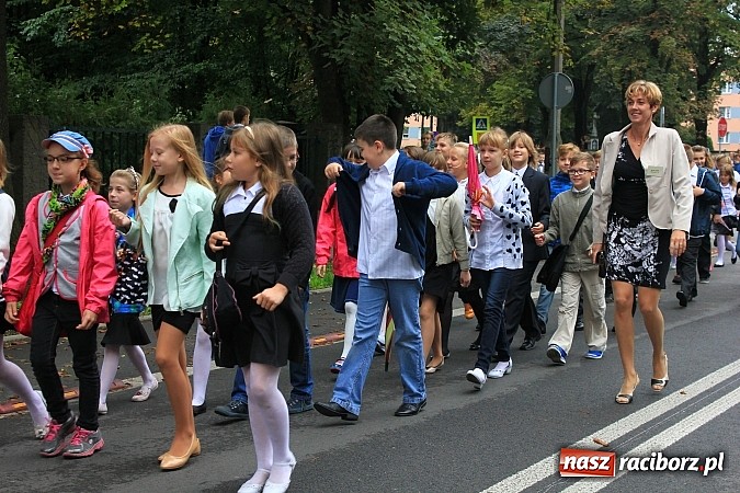 Zdjęcie w galerii na portalu naszraciborz.pl: Wojew&oacute;dzka inauguracja roku szkolnego w SP 15. Minister Edukacji Narodowej wręczyła pierwszoklasistom nowe elementarze! wiadomości z regionu