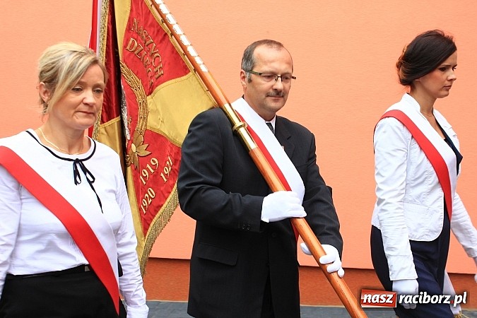 Zdjęcie w galerii na portalu naszraciborz.pl: Wojew&oacute;dzka inauguracja roku szkolnego w SP 15. Minister Edukacji Narodowej wręczyła pierwszoklasistom nowe elementarze! wiadomości z regionu