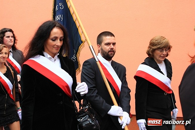 Zdjęcie w galerii na portalu naszraciborz.pl: Wojew&oacute;dzka inauguracja roku szkolnego w SP 15. Minister Edukacji Narodowej wręczyła pierwszoklasistom nowe elementarze! wiadomości z regionu