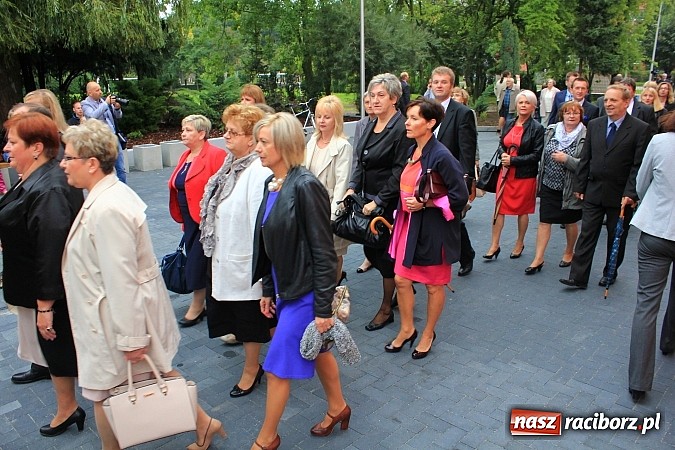 Zdjęcie w galerii na portalu naszraciborz.pl: Wojew&oacute;dzka inauguracja roku szkolnego w SP 15. Minister Edukacji Narodowej wręczyła pierwszoklasistom nowe elementarze! wiadomości z regionu
