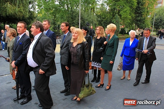 Zdjęcie w galerii na portalu naszraciborz.pl: Wojew&oacute;dzka inauguracja roku szkolnego w SP 15. Minister Edukacji Narodowej wręczyła pierwszoklasistom nowe elementarze! wiadomości z regionu