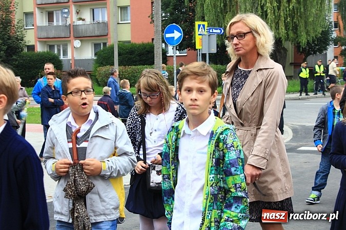 Zdjęcie w galerii na portalu naszraciborz.pl: Wojew&oacute;dzka inauguracja roku szkolnego w SP 15. Minister Edukacji Narodowej wręczyła pierwszoklasistom nowe elementarze! wiadomości z regionu