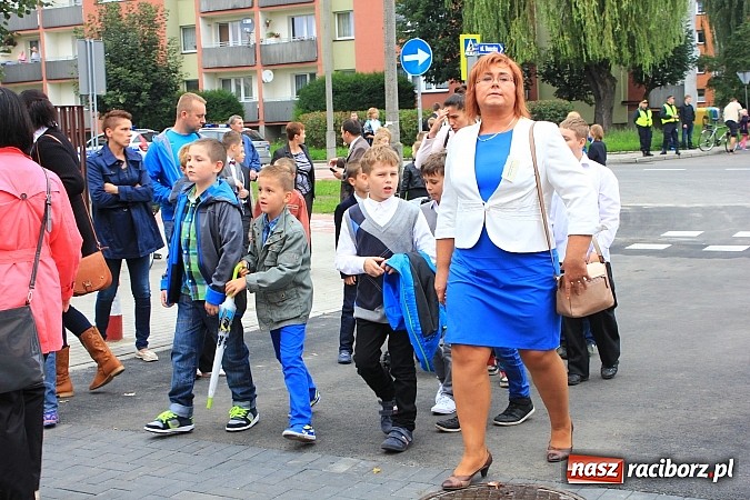 Zdjęcie w galerii na portalu naszraciborz.pl: Wojew&oacute;dzka inauguracja roku szkolnego w SP 15. Minister Edukacji Narodowej wręczyła pierwszoklasistom nowe elementarze! wiadomości z regionu
