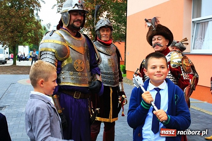 Zdjęcie w galerii na portalu naszraciborz.pl: Wojew&oacute;dzka inauguracja roku szkolnego w SP 15. Minister Edukacji Narodowej wręczyła pierwszoklasistom nowe elementarze! wiadomości z regionu