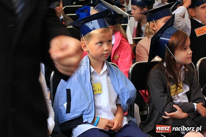 Zdjęcie w galerii na portalu naszraciborz.pl: Wojew&oacute;dzka inauguracja roku szkolnego w SP 15. Minister Edukacji Narodowej wręczyła pierwszoklasistom nowe elementarze! wiadomości z regionu